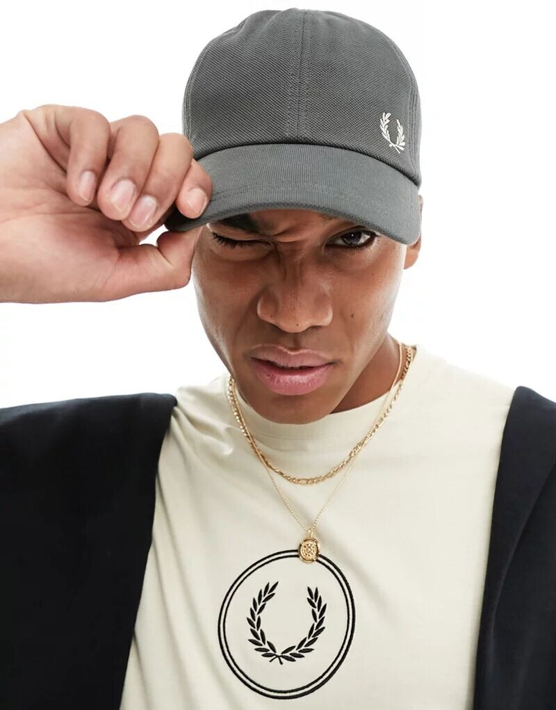 

Классическая кепка из пике Fred Perry