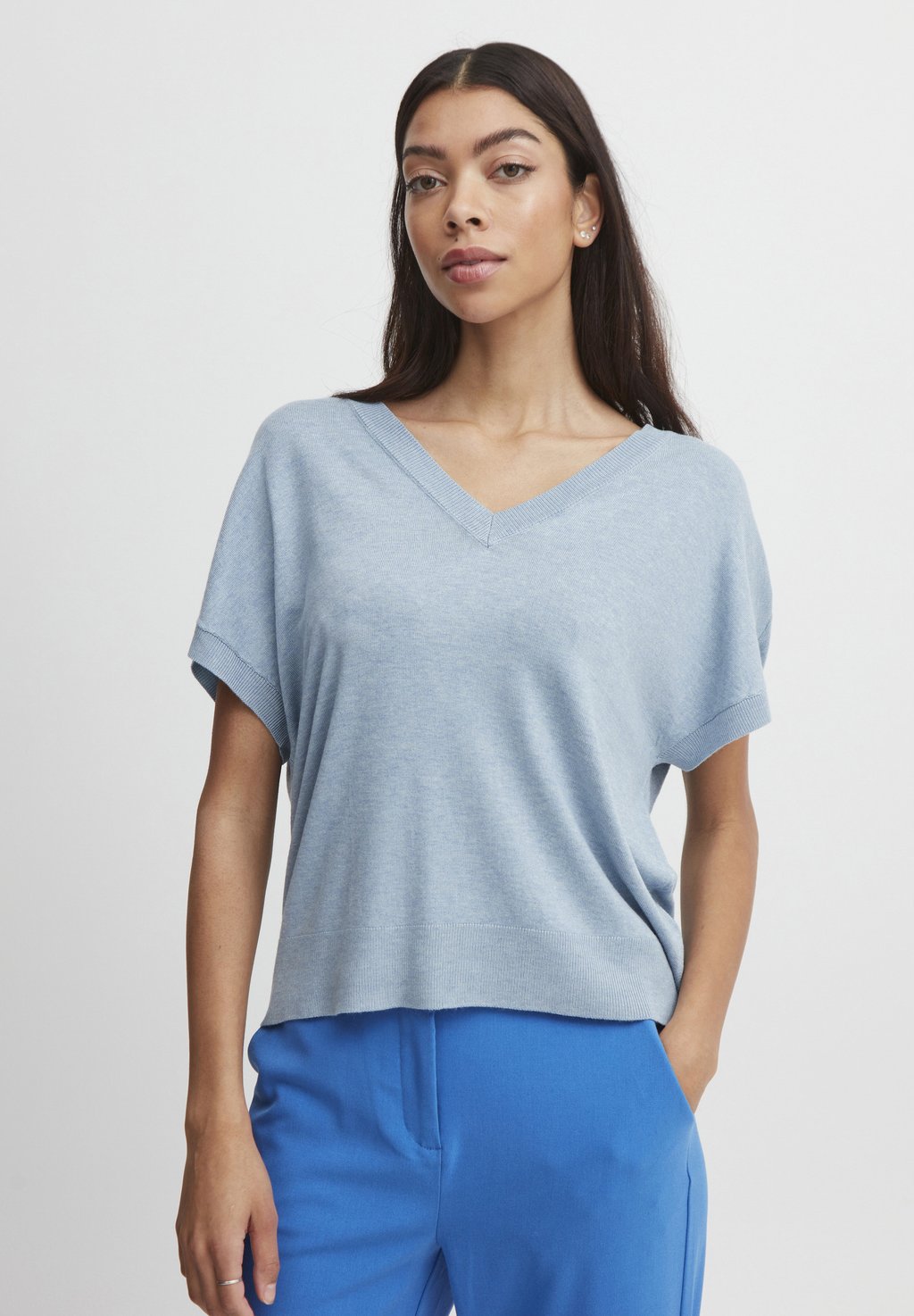 

Базовая футболка BYMMPIMBA1 VNECK SLIPOVER b.young, цвет blue bell melange