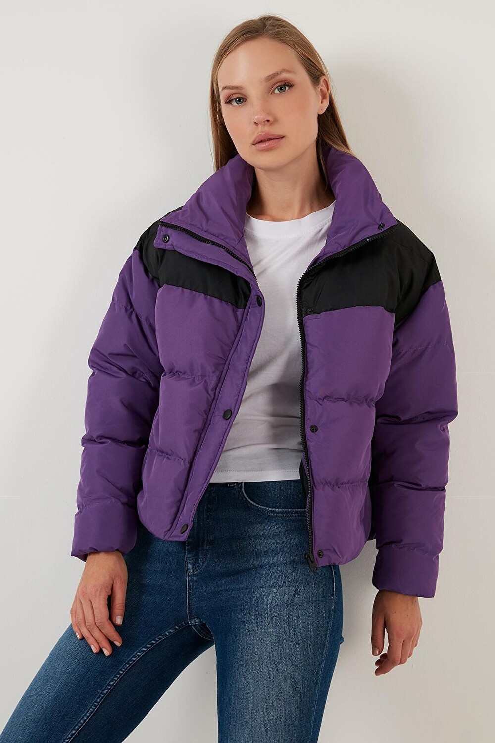 

Короткое пальто стандартного кроя с воротником-стойкой Color Blocked 4972016 Lela, черный