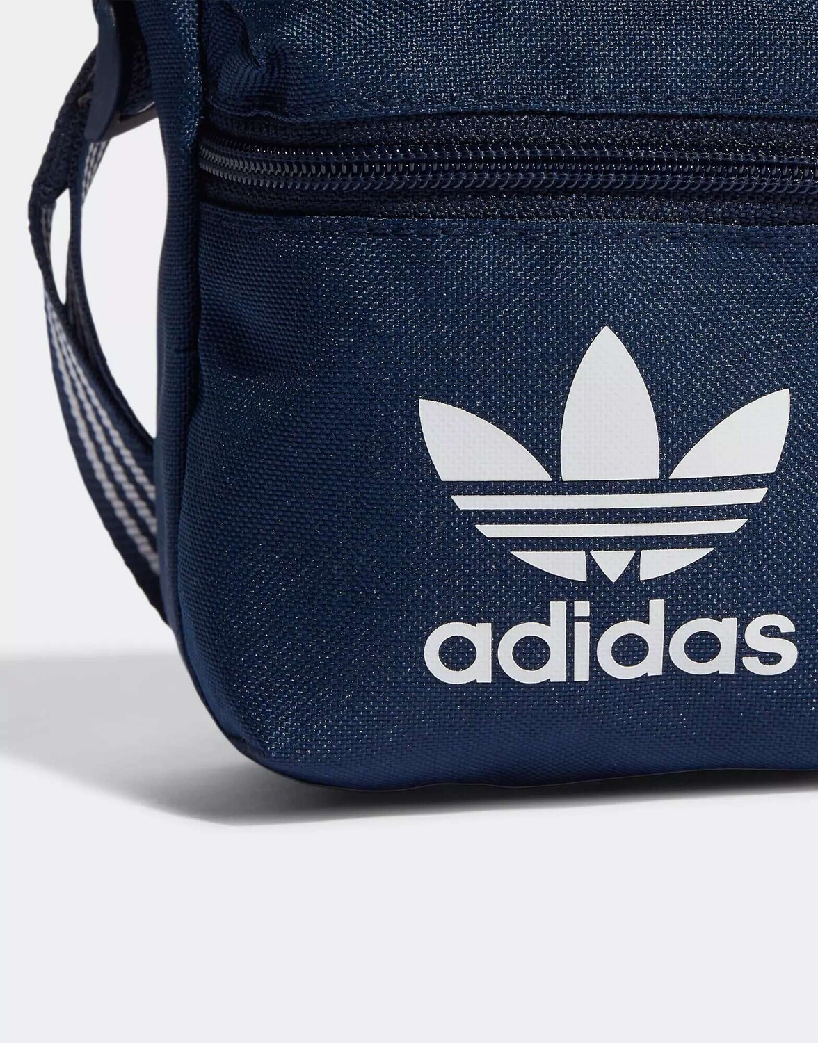 

Темно-синяя сумка через плечо adidas Originals Adicolor