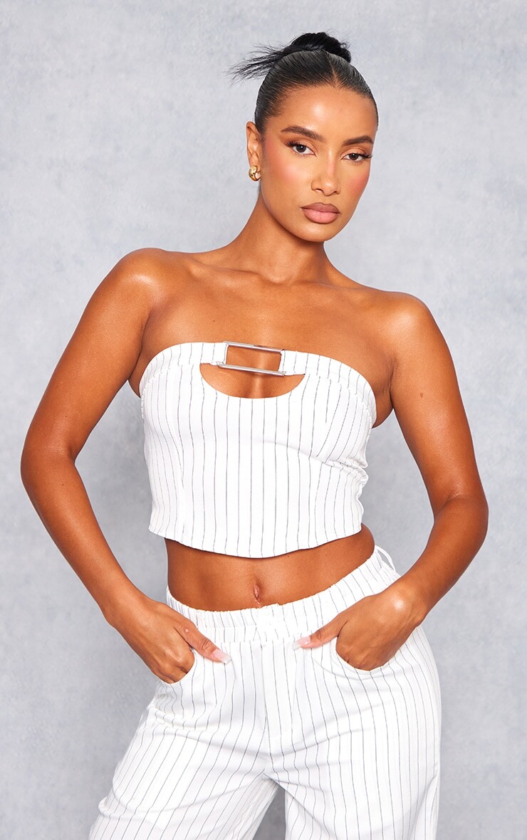 

PrettyLittleThing Белый тканый корсет с пряжкой в ​​тонкую полоску