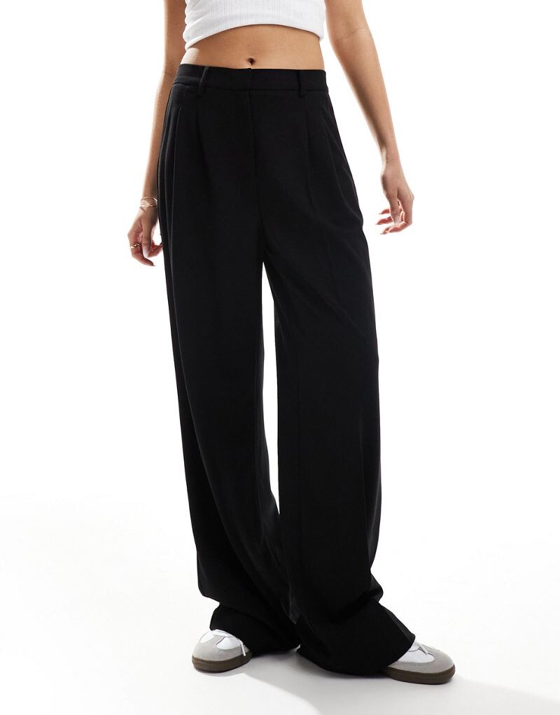 

Черные брюки из крепа со складками Vero Moda
