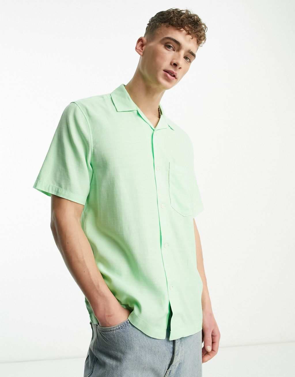 цена Светло-зеленая рубашка с короткими рукавами Weekday Chill