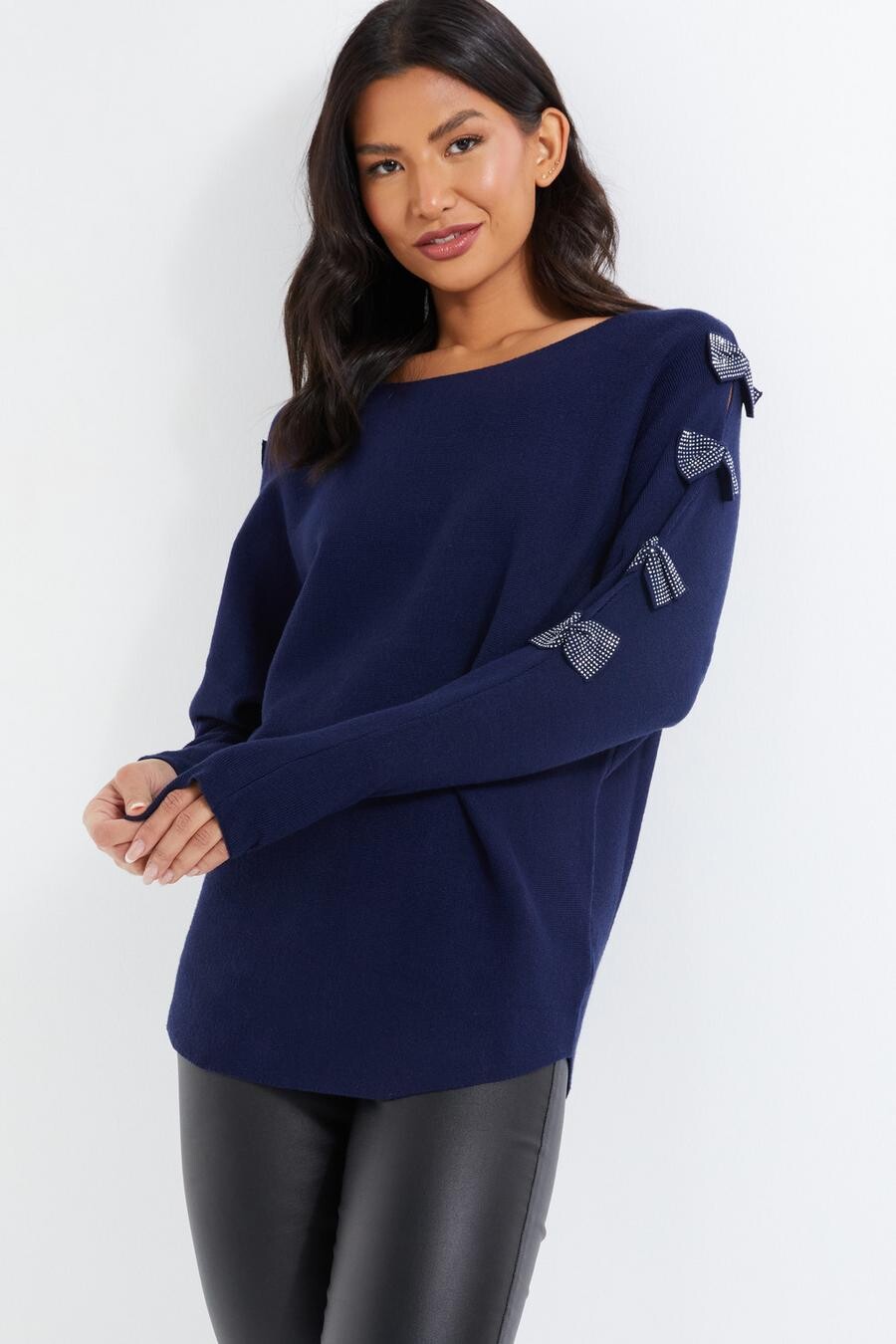 

Синий легкий трикотажный джемпер с бантом на рукавах и стразами QUIZ Clothing
