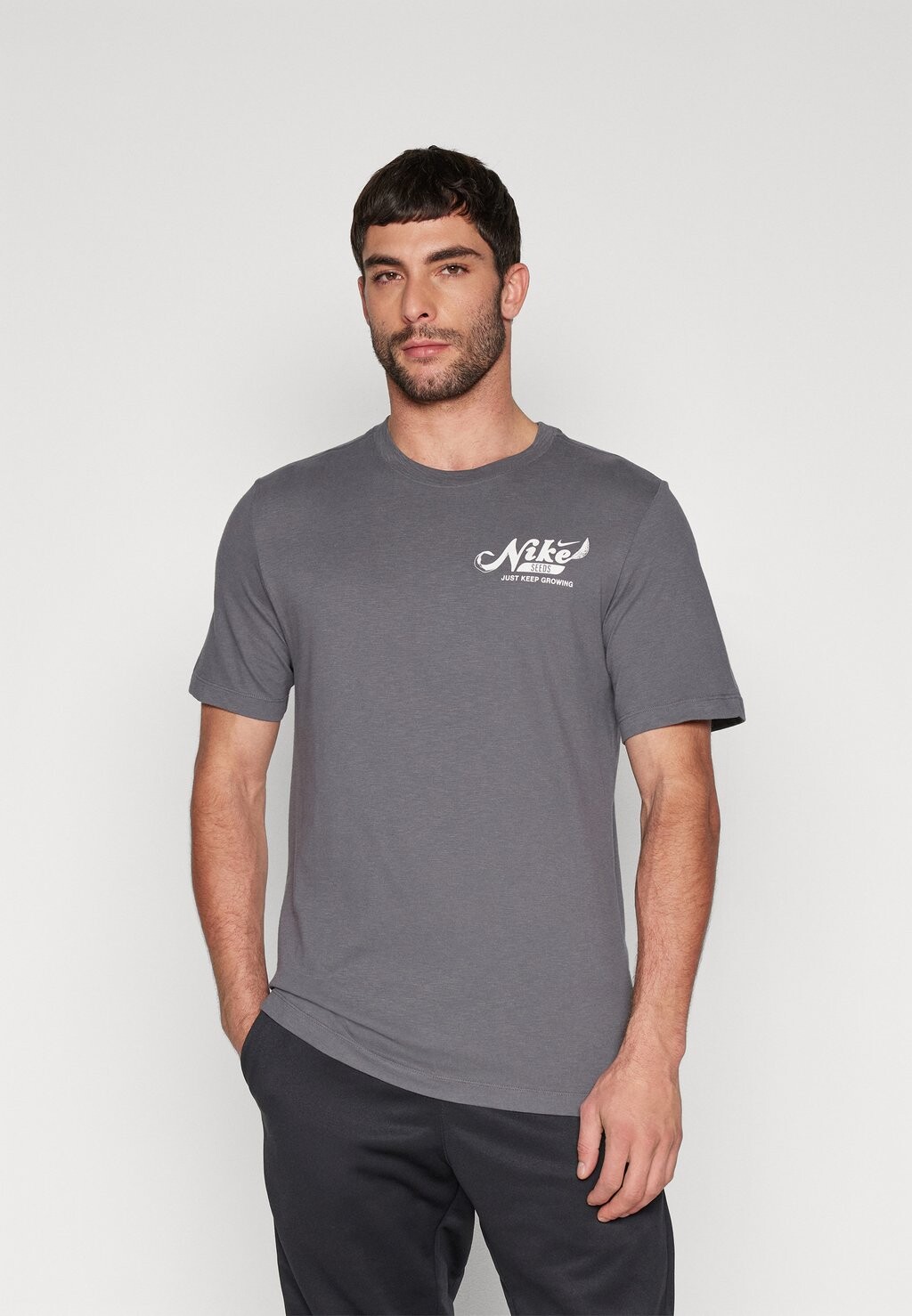 

Футболка с принтом Tee Slub Nike, цвет iron grey
