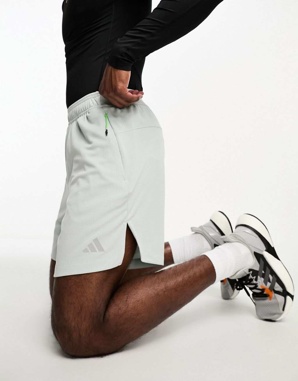 

Серебристые шорты adidas Training