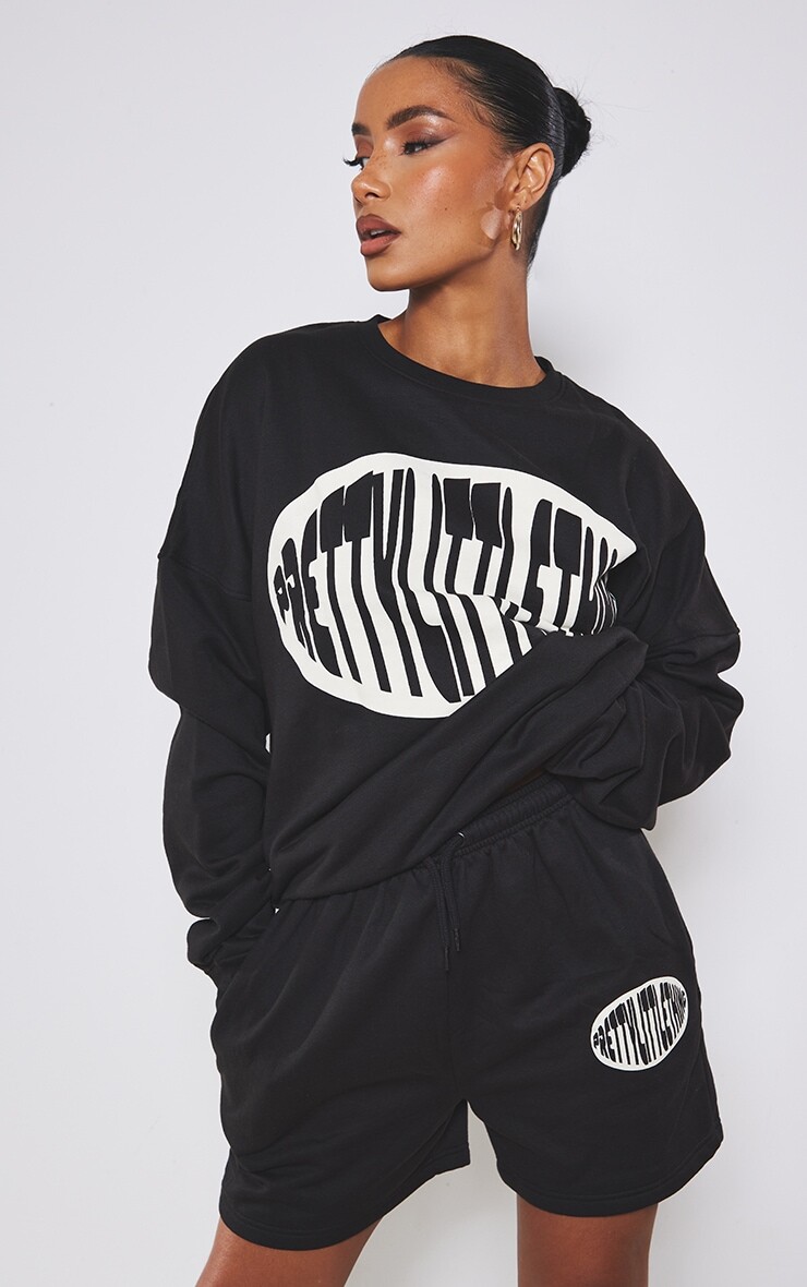 

PrettyLittleThing Черный свободный свитер с принтом