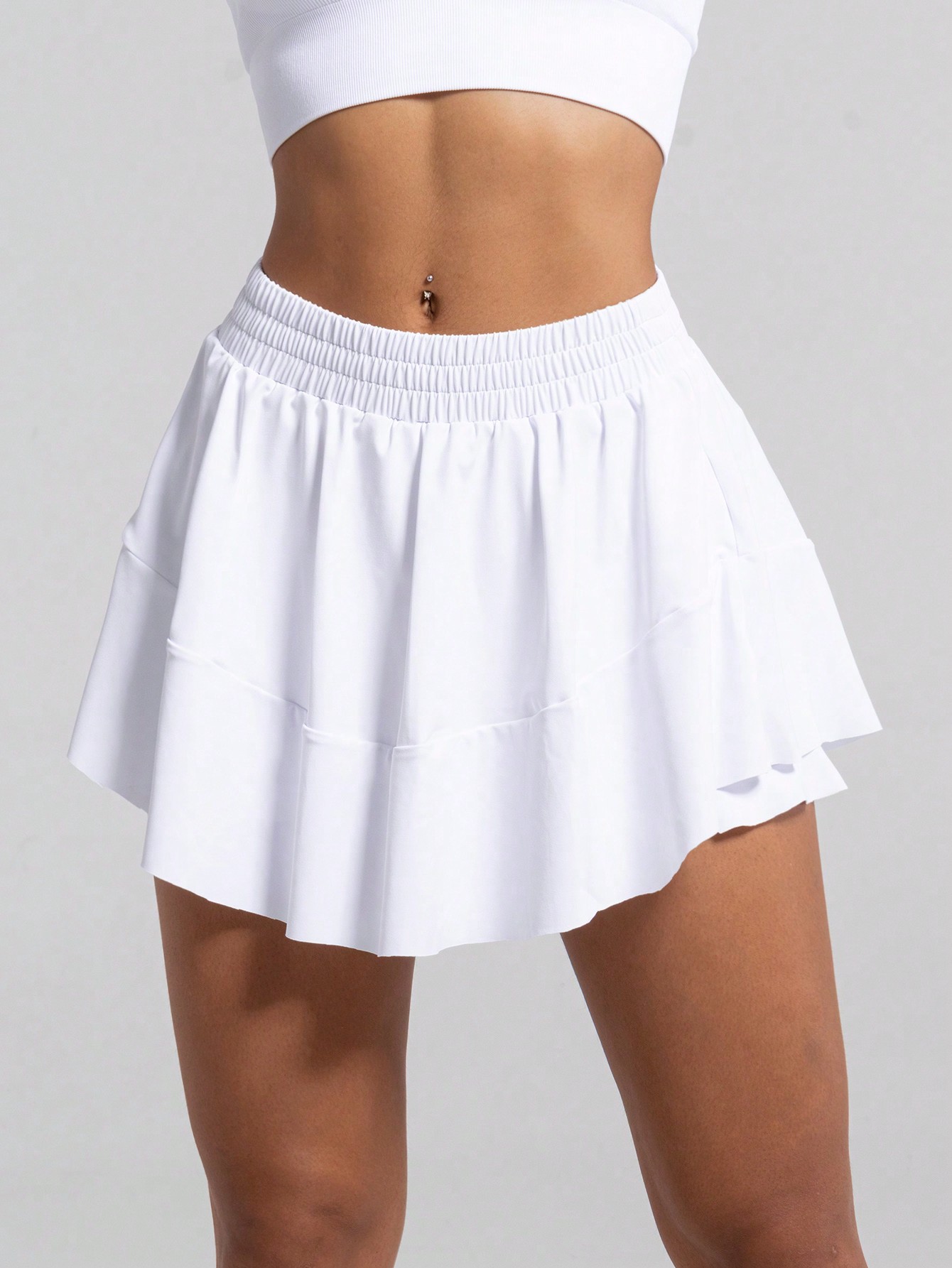Однотонная спортивная мини-юбка со складками, белый