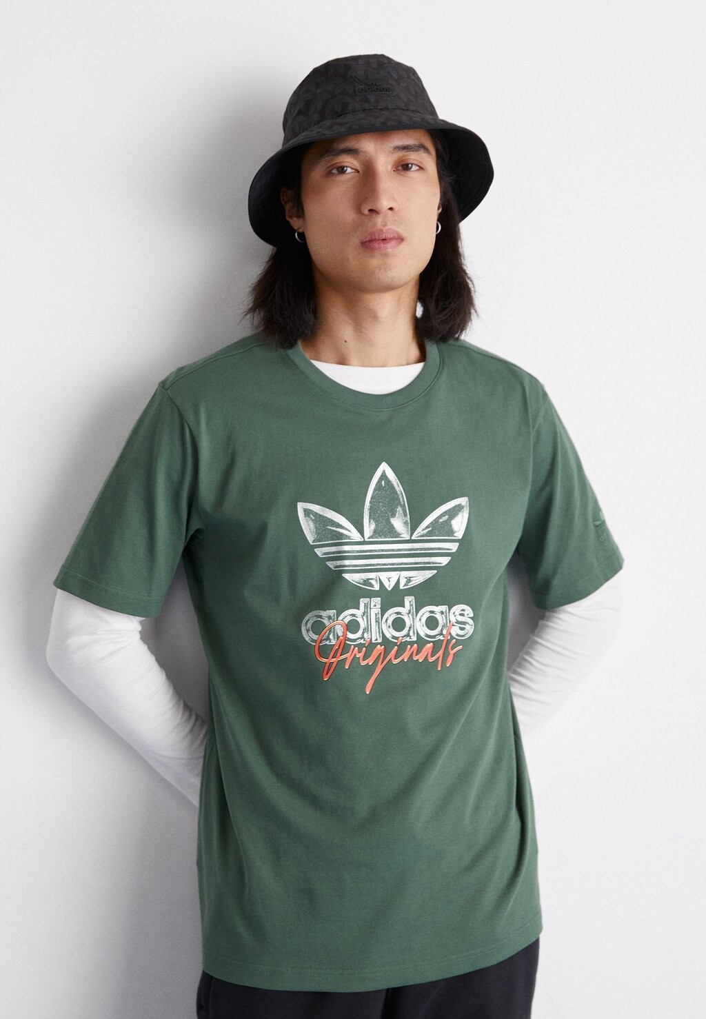 

Футболка с принтом TEE adidas Originals, цвет green oxide