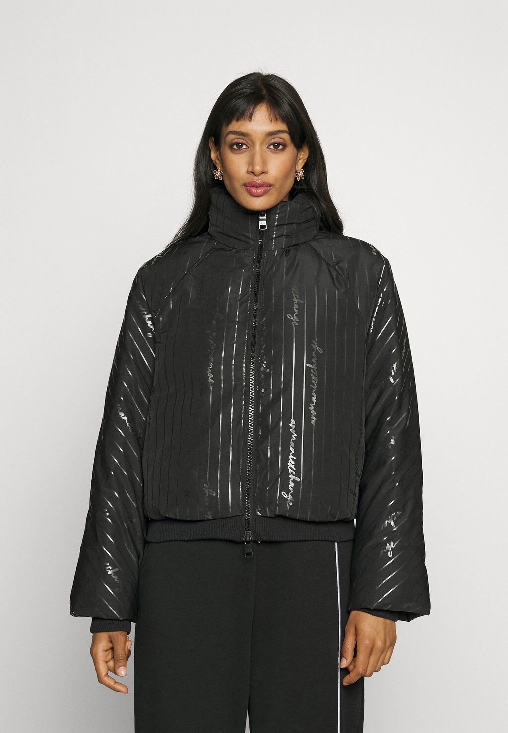 

Зимняя куртка Armani Exchange, черный