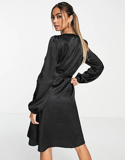 Черное атласное платье длиной до колена с запахом Vero Moda