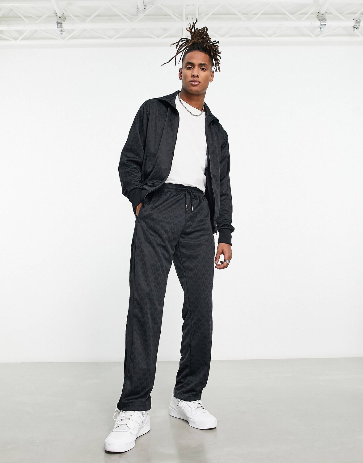 

Черные спортивные брюки с монограммой adidas Originals Trefoil