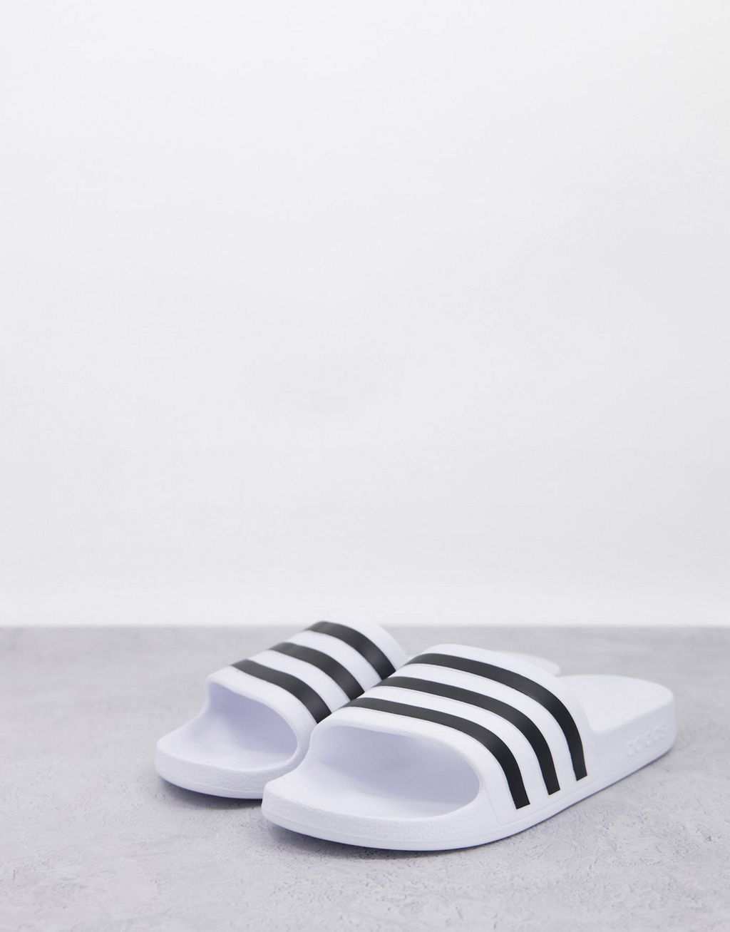 Белые и черные шлепанцы adidas Swim Adilette