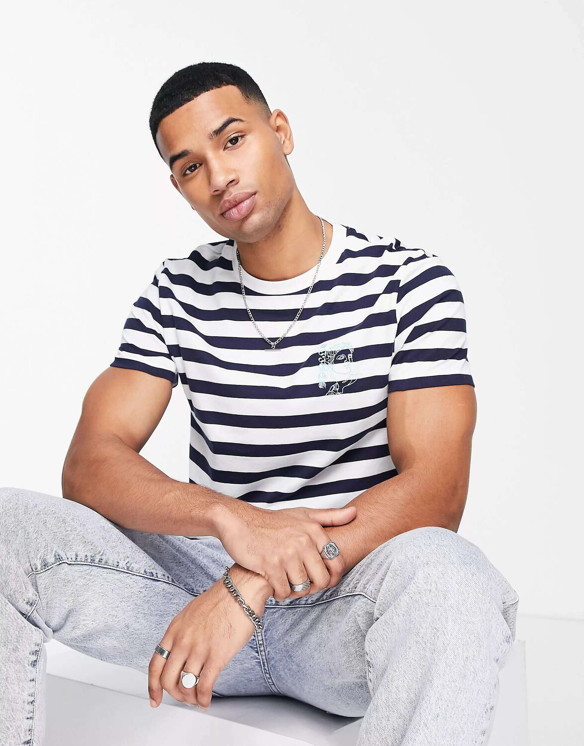 

Темно-сине-белая полосатая футболка ASOS с вышивкой на груди, Белый