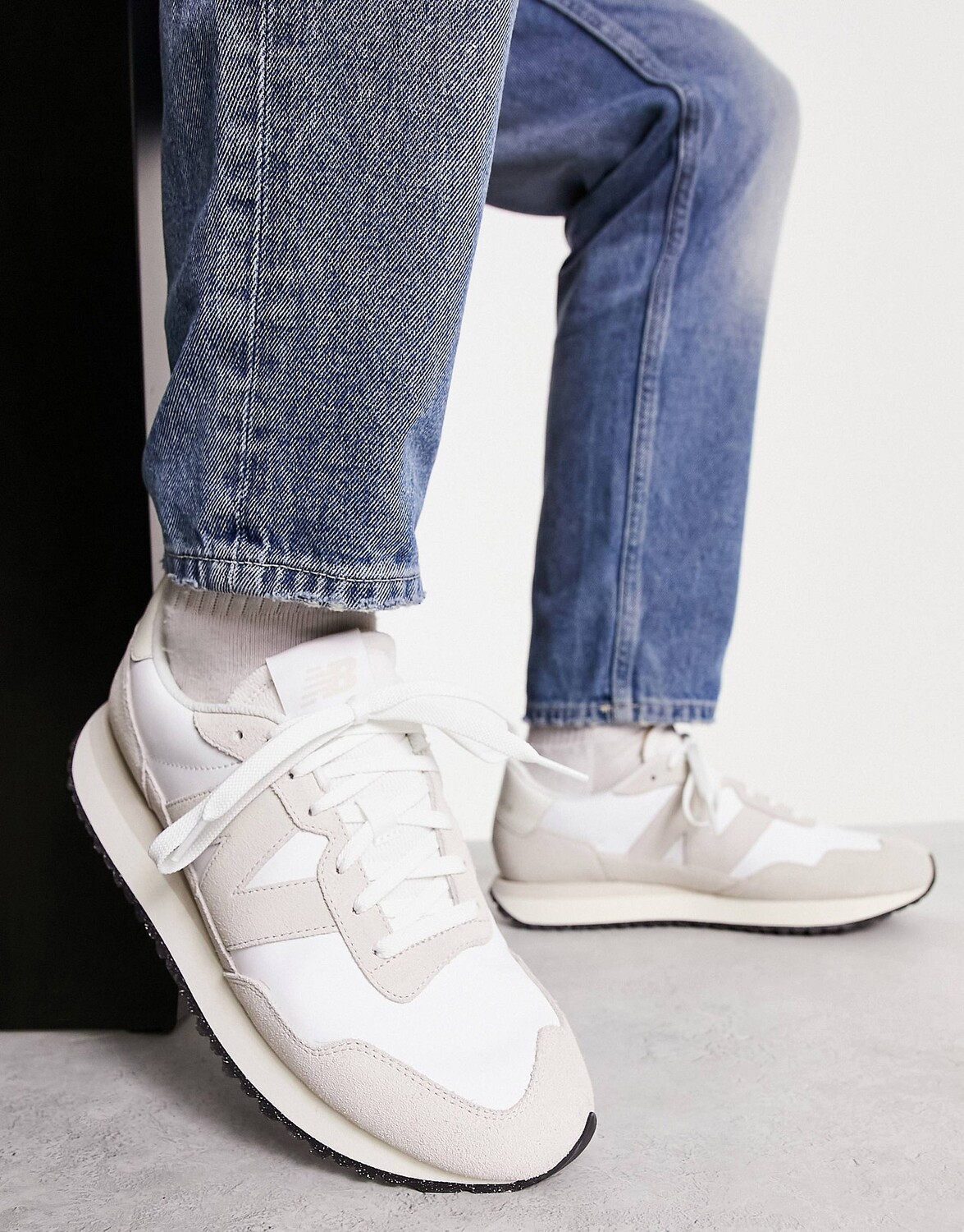 

Бело-серые кроссовки New Balance 237