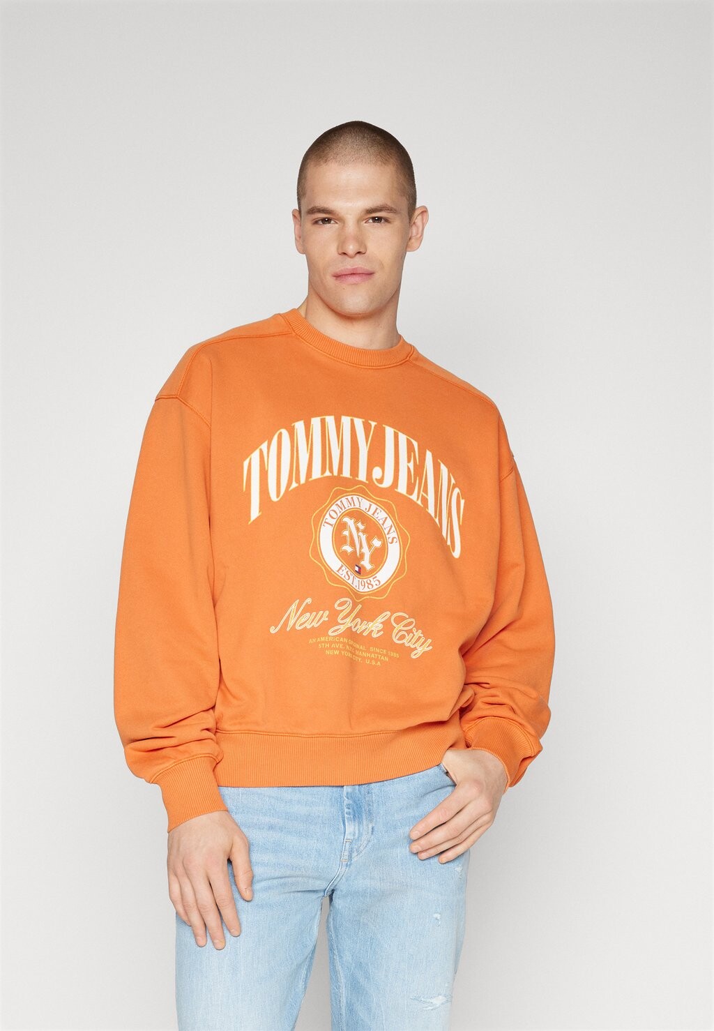

Толстовка BOXY LUXE VARSITY CREW Tommy Jeans, оранжевый костер
