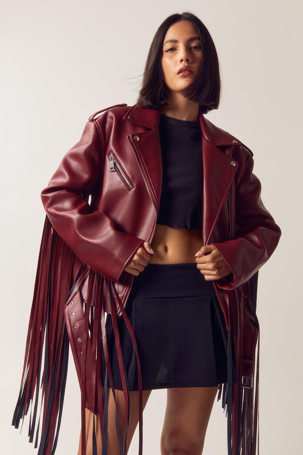 

Байкерская куртка из искусственной кожи с бахромой на спине Nasty Gal, красный