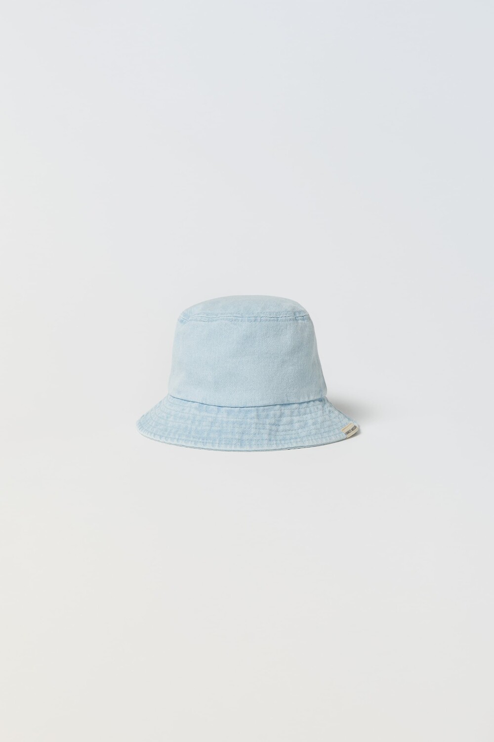 

Цилиндр из денима с этикеткой из тканя Zara, синий