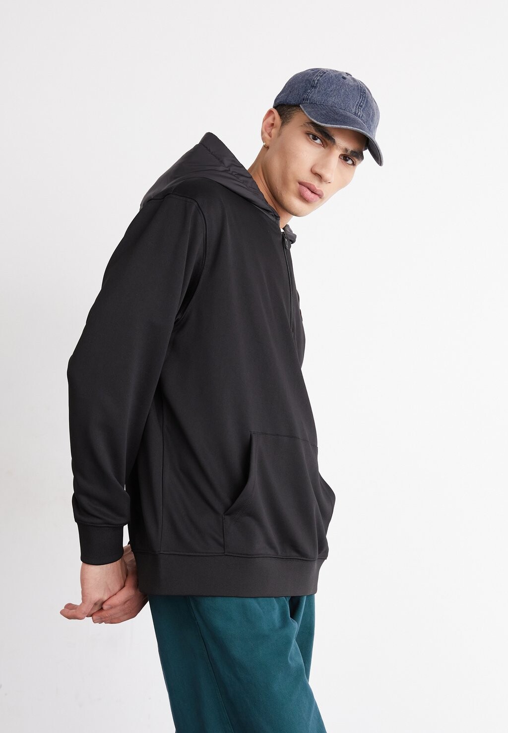 

Толстовка Ellesse MERCER 1/2 ZIP HOODY, черный
