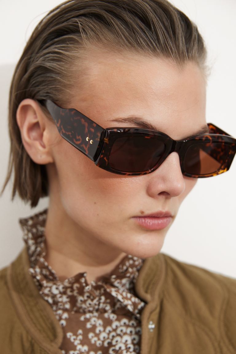 Солнцезащитные очки в прямоугольной оправе и другие истории H&M, коричневый цена и фото