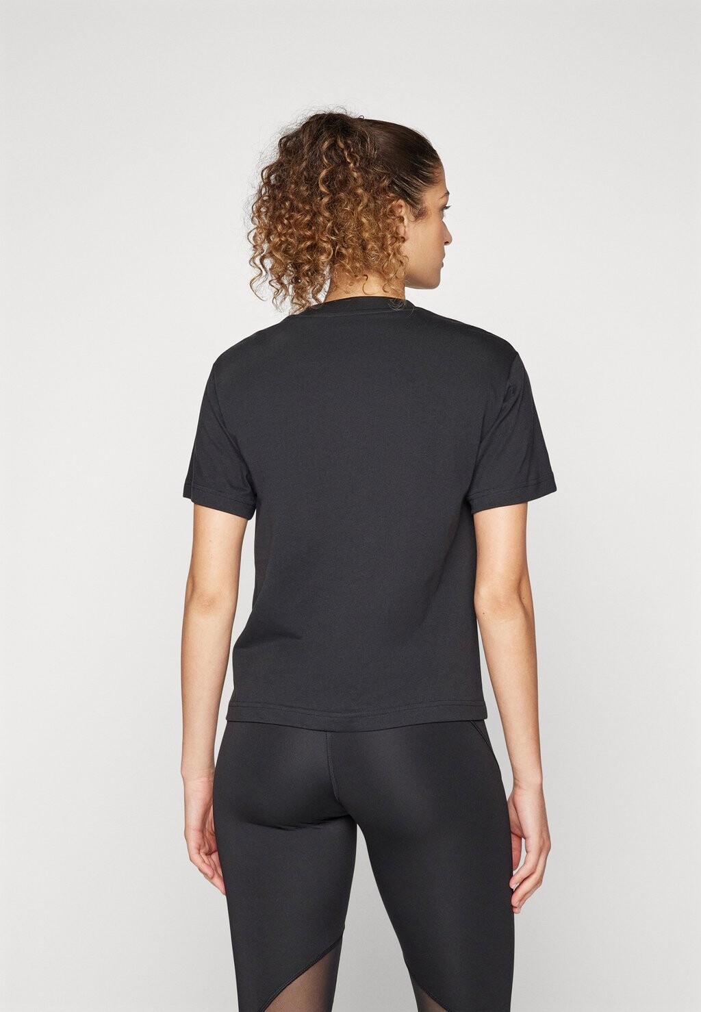

Базовая футболка Essentials Small Logo adidas Sportswear, черная