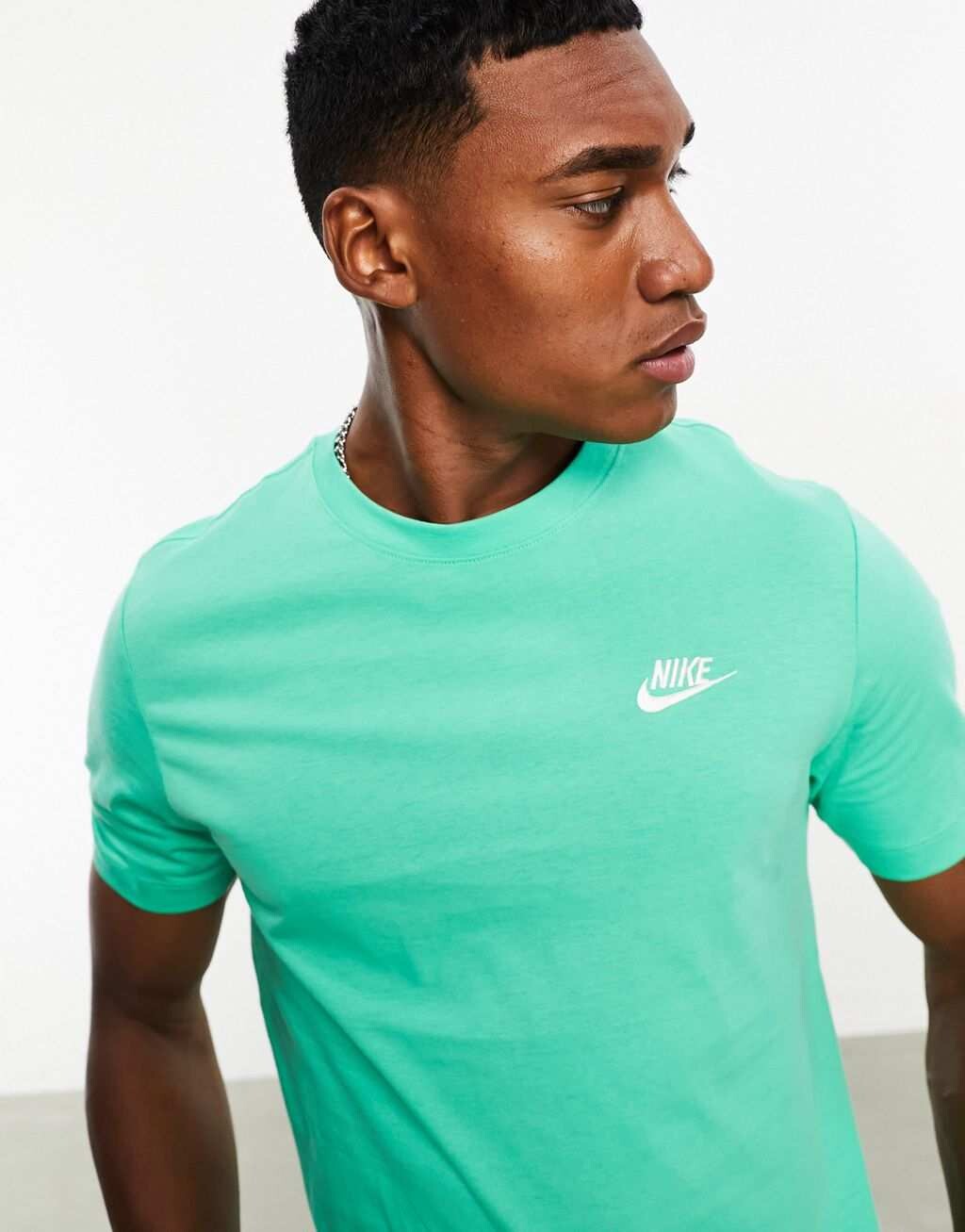 

Зеленая футболка Nike Club
