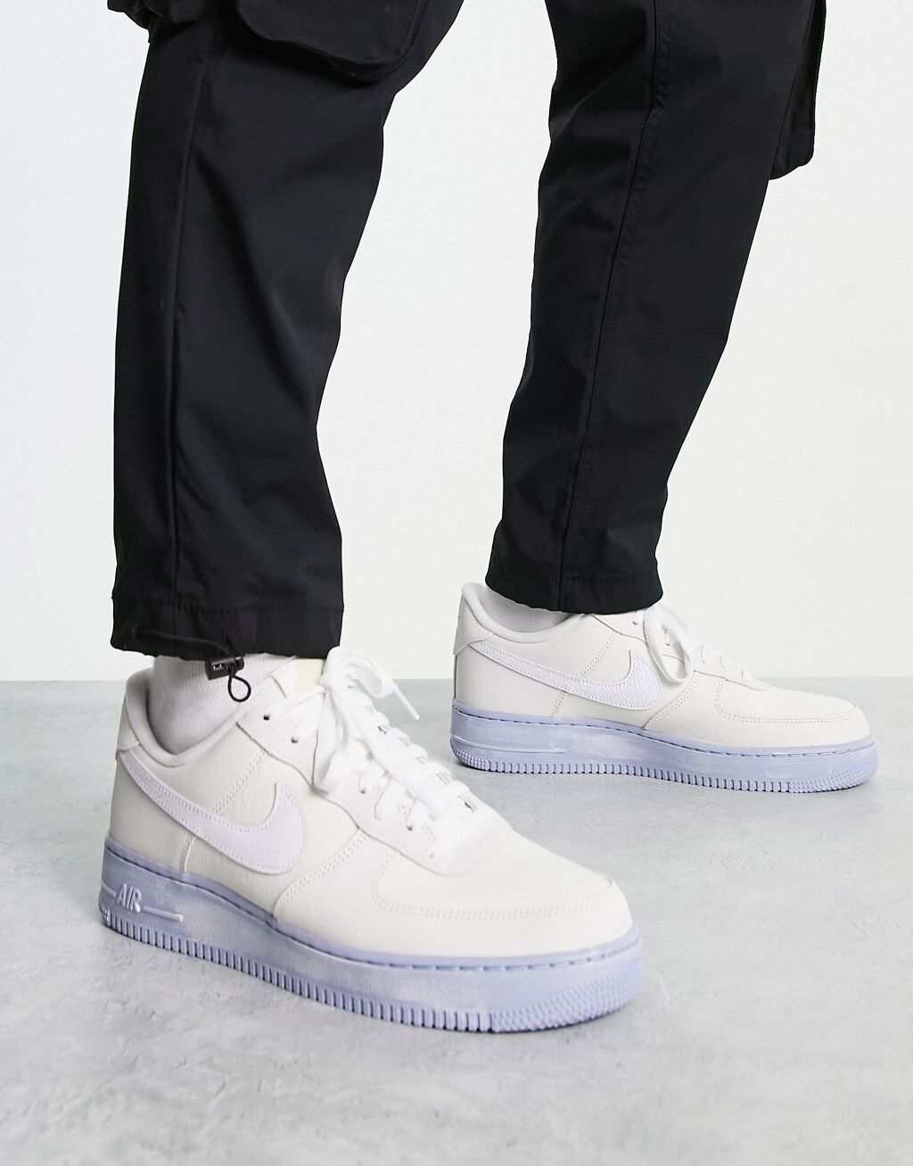 

Белые кроссовки Nike Air Force 1 '07 на серой подошве