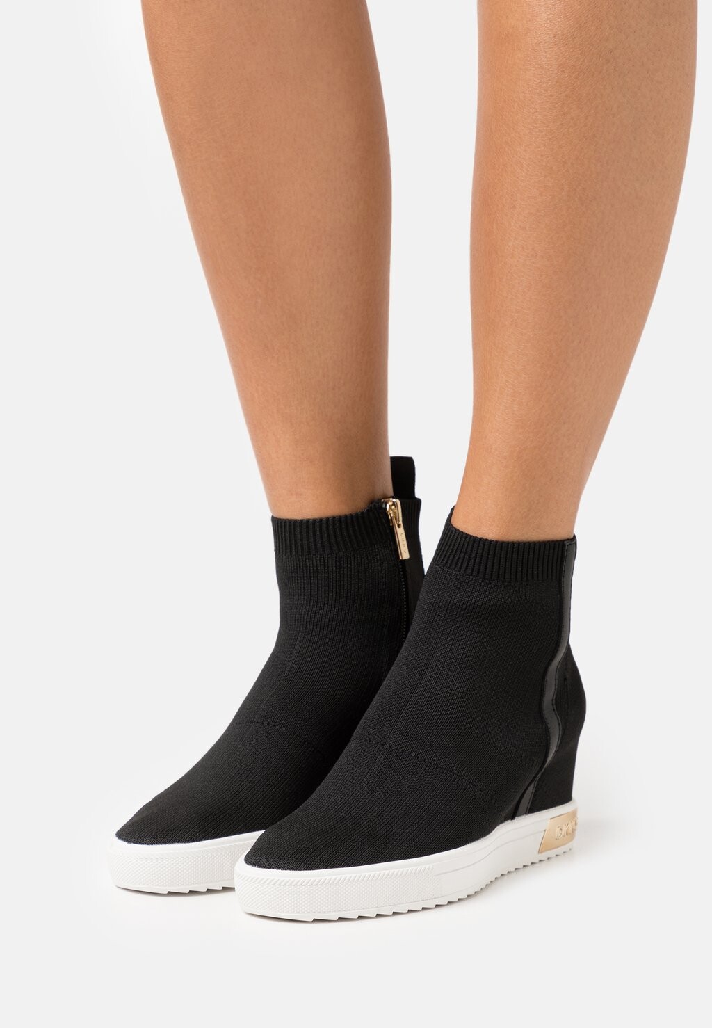 

Высокие кроссовки DKNY