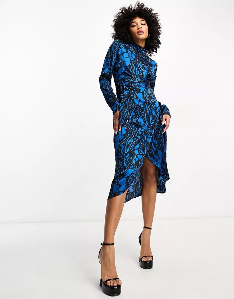 Платье миди синего и черного цвета с объектным принтом и запахом Object