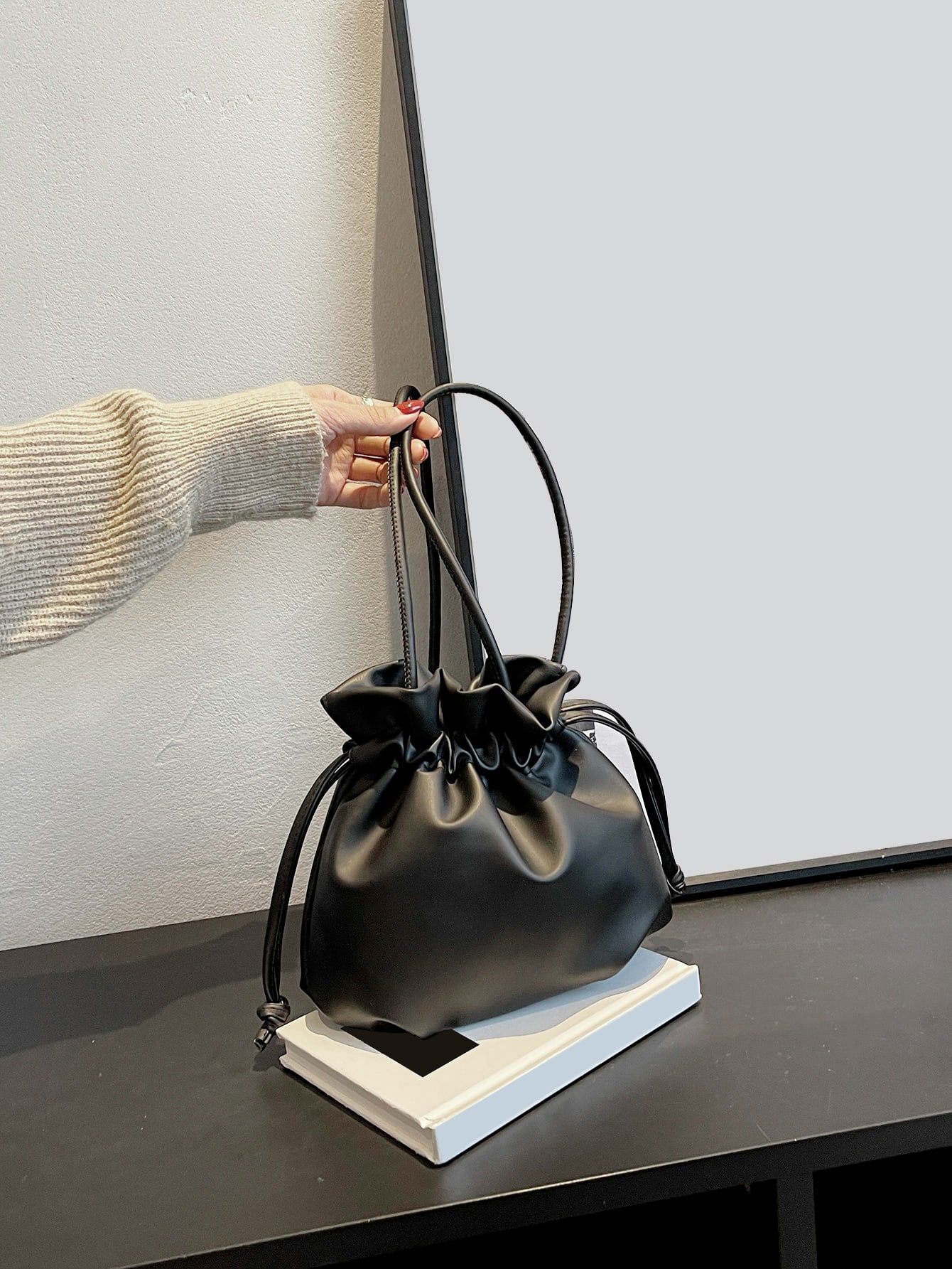 Сумка-ведро минималистского дизайна с завязками, черный