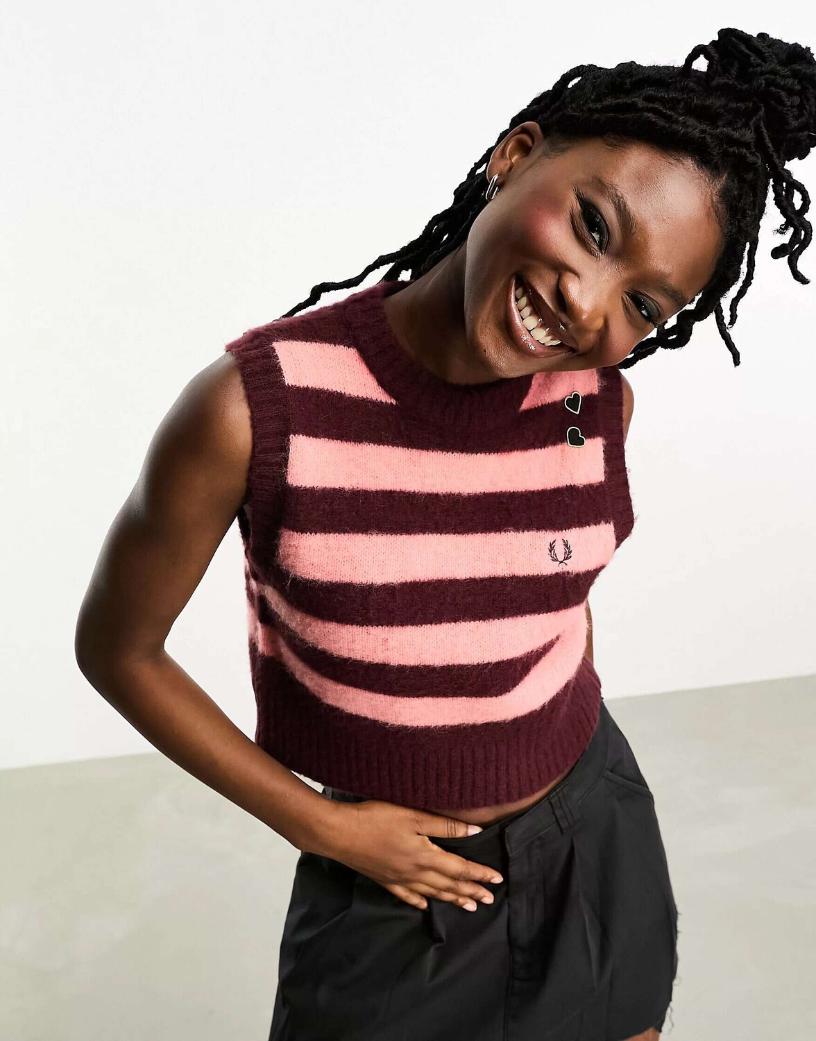 

Вязаный жилет Fred Perry x Amy Winehouse в красную и розовую полоску