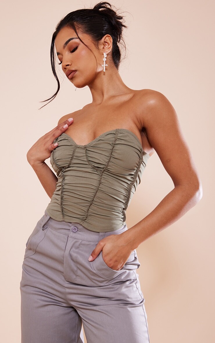 

PrettyLittleThing Тканый плиссированный укороченный корсет цвета хаки с открытыми швами и стежками