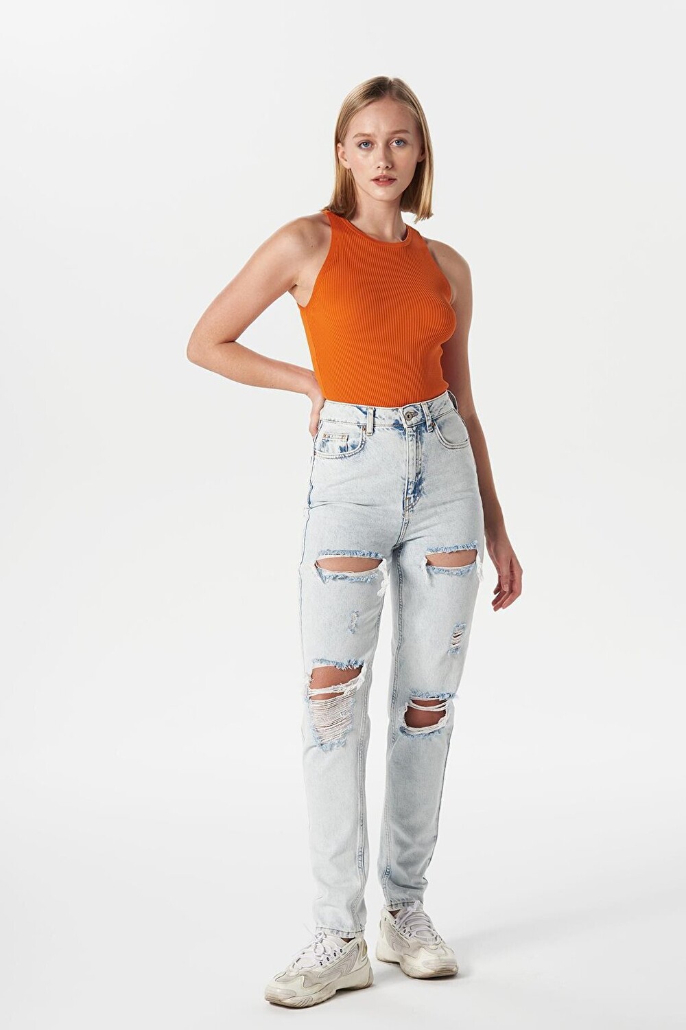

Голубые джинсовые брюки Mom Fit с высокой талией и молнией Ariana C 4525-068 CROSS JEANS, Синий