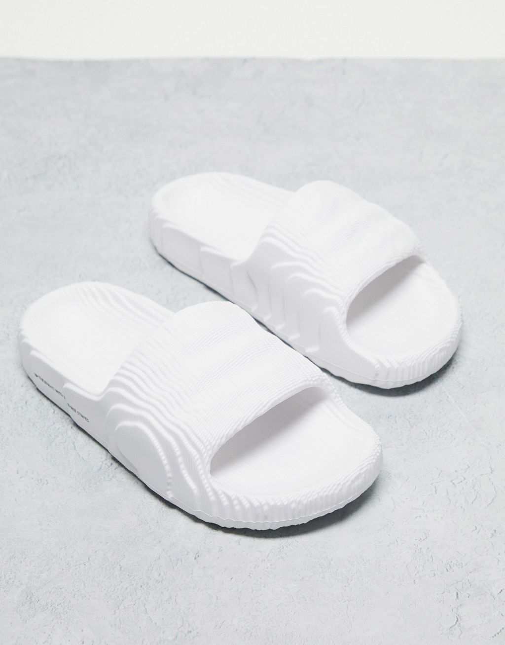 Белые шлепанцы adidas Originals Adilette 22