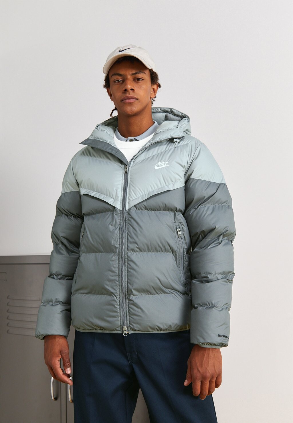 

Куртка Nike, цвет lt smoke grey/smoke grey