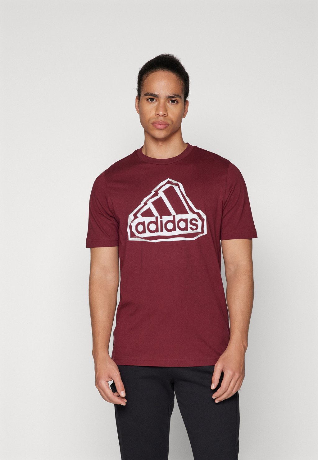 

Футболка с принтом LOGO adidas Sportswear, цвет shadow red