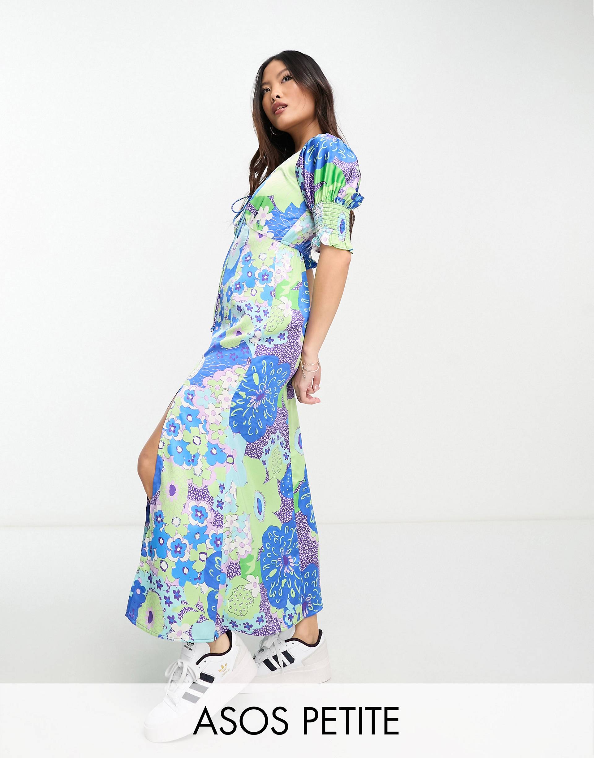 Атласное чайное платье миди с присборенными манжетами и завязками спереди ASOS DESIGN Petite с цветочным принтом ASOS Petite