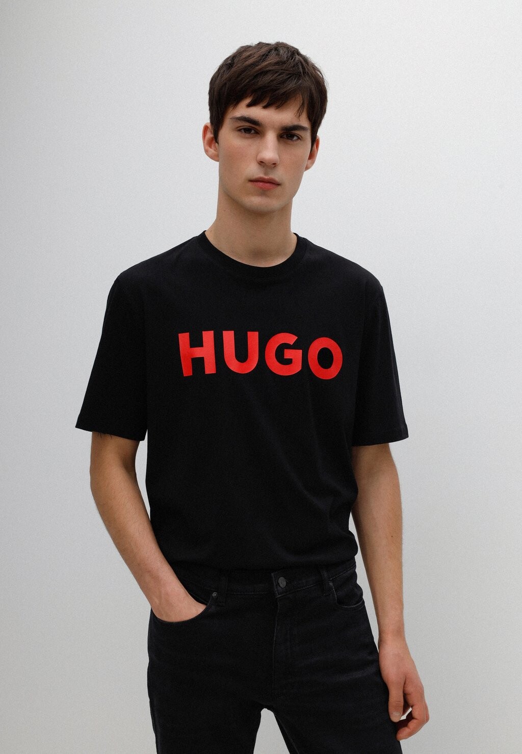 

Футболка с принтом HUGO, черный