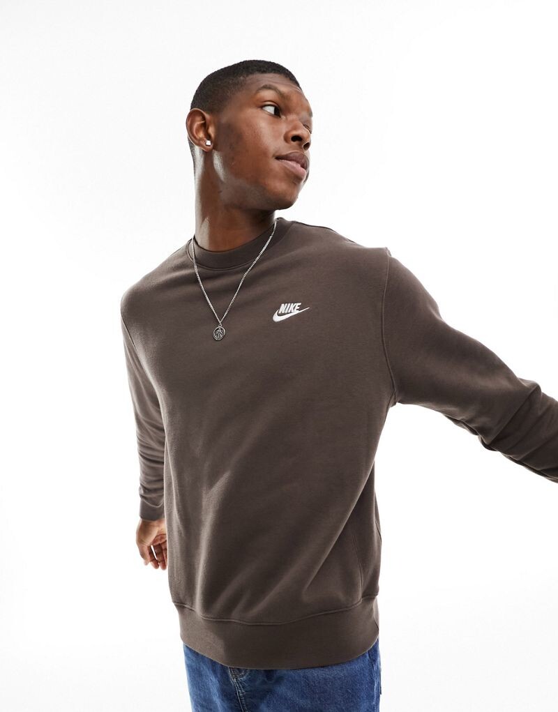 

Коричневый свитшот Nike Club Crew