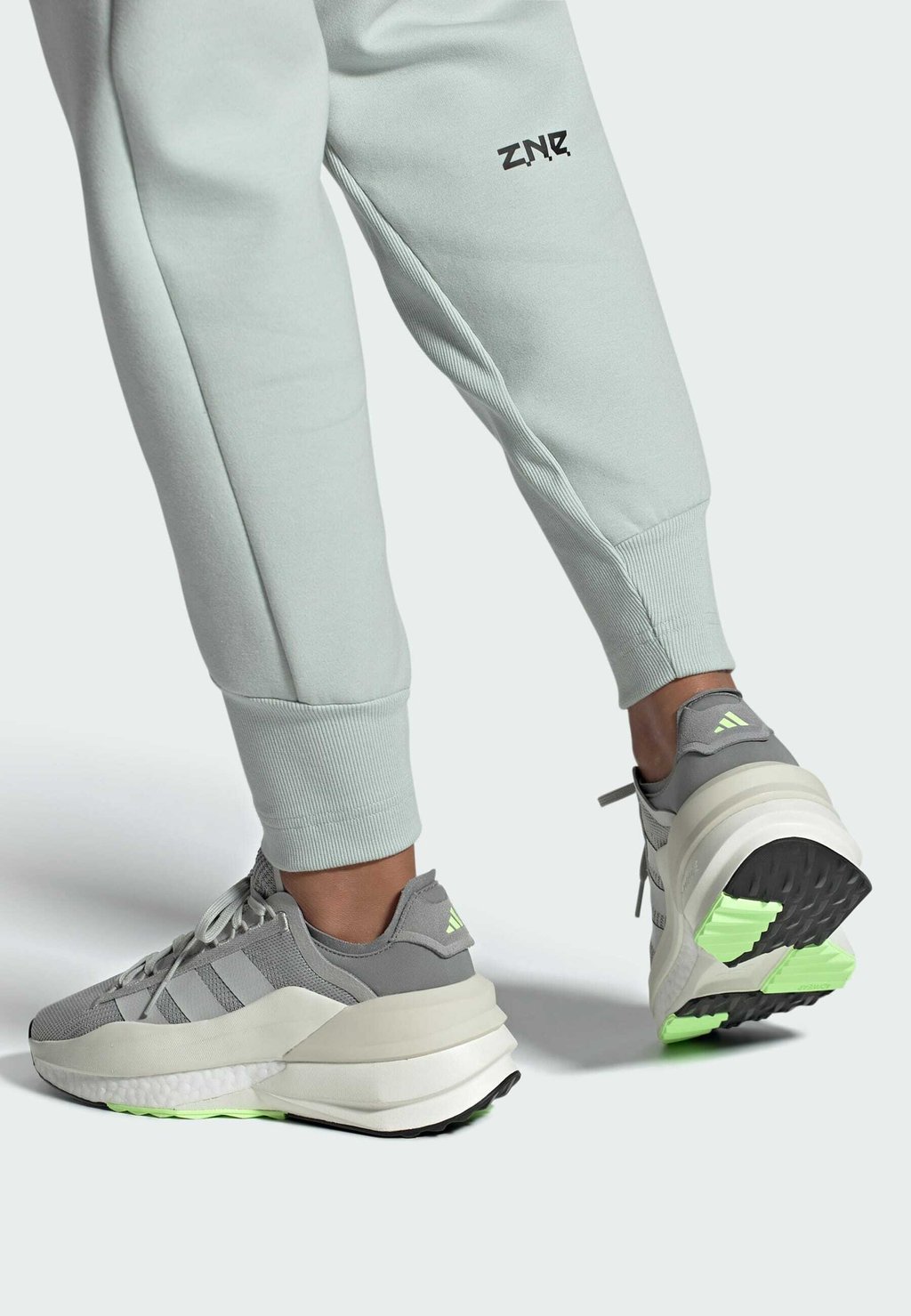 Кроссовки низкие AVRYN adidas Performance, цвет grey two grey one green spark