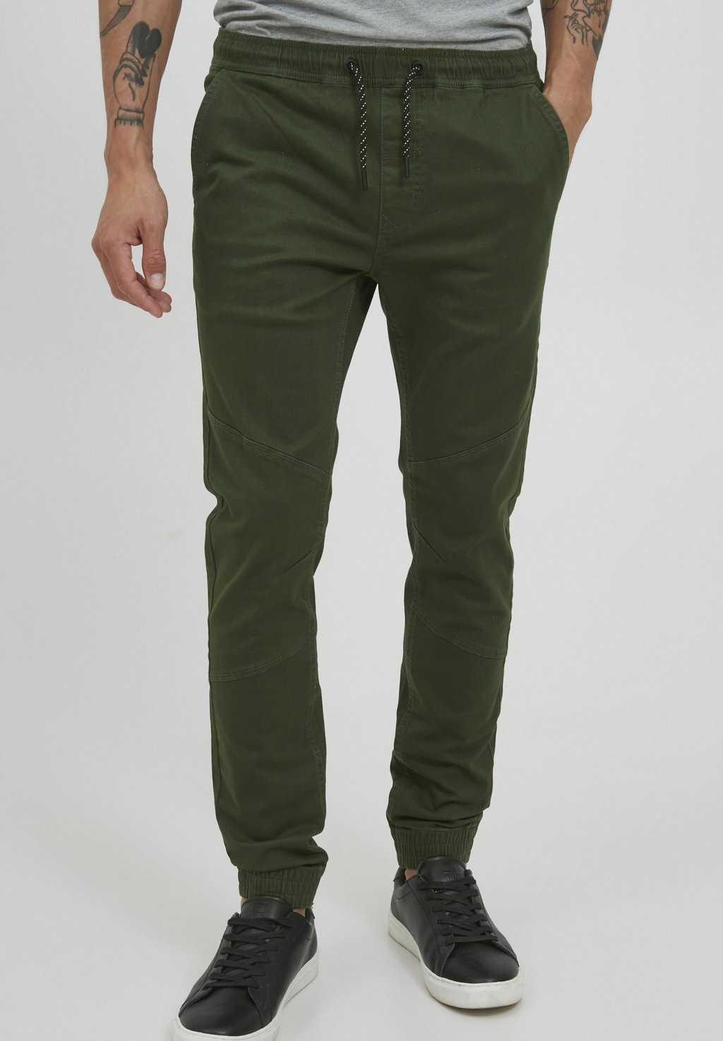 цена Тканевые брюки 11 Project, темно-зеленый