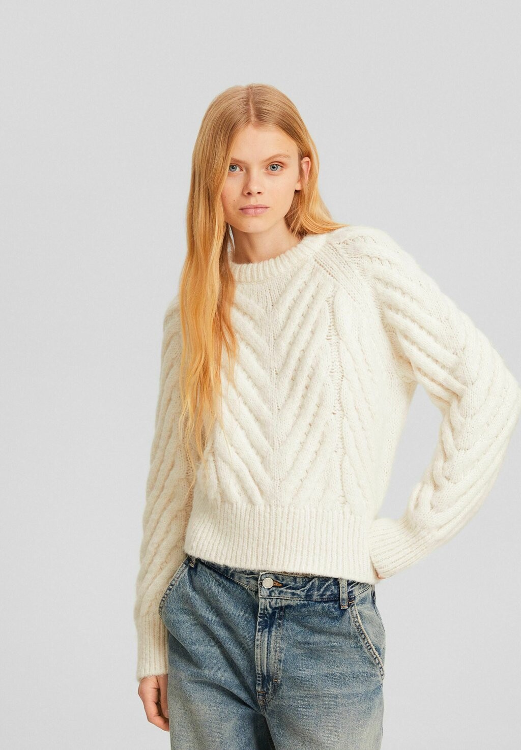 

Вязаный свитер CABLE Bershka, цвет white