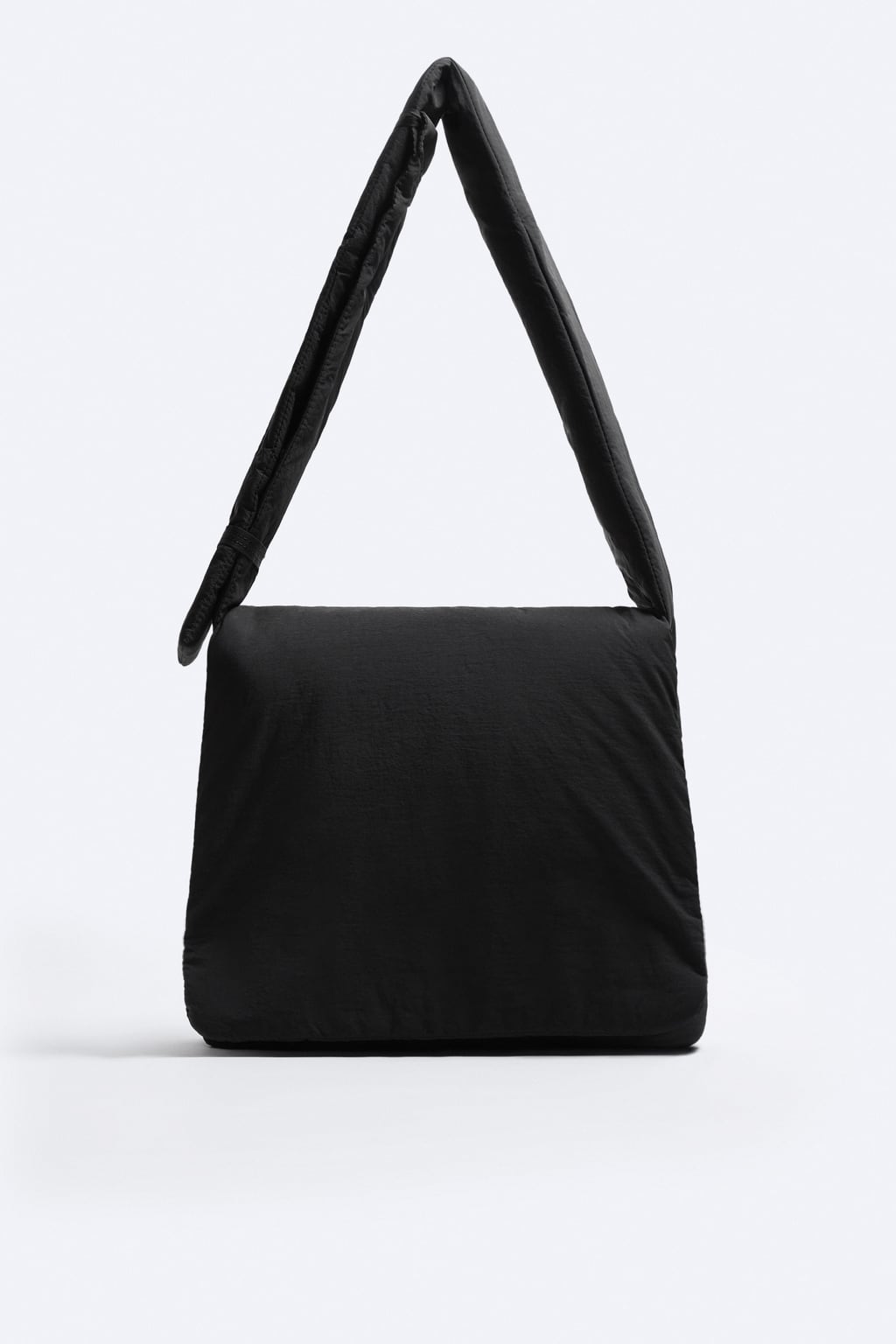 

Сумка через плечо размера Xl с клапаном ZARA, черный