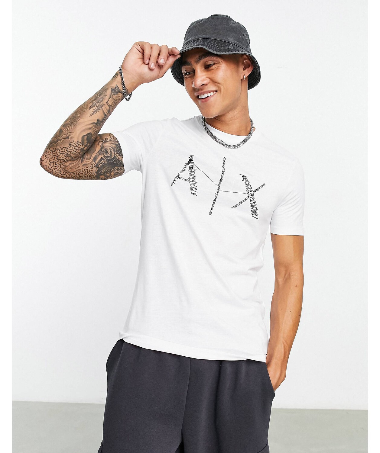 

Белая футболка с логотипом на груди Armani Exchange