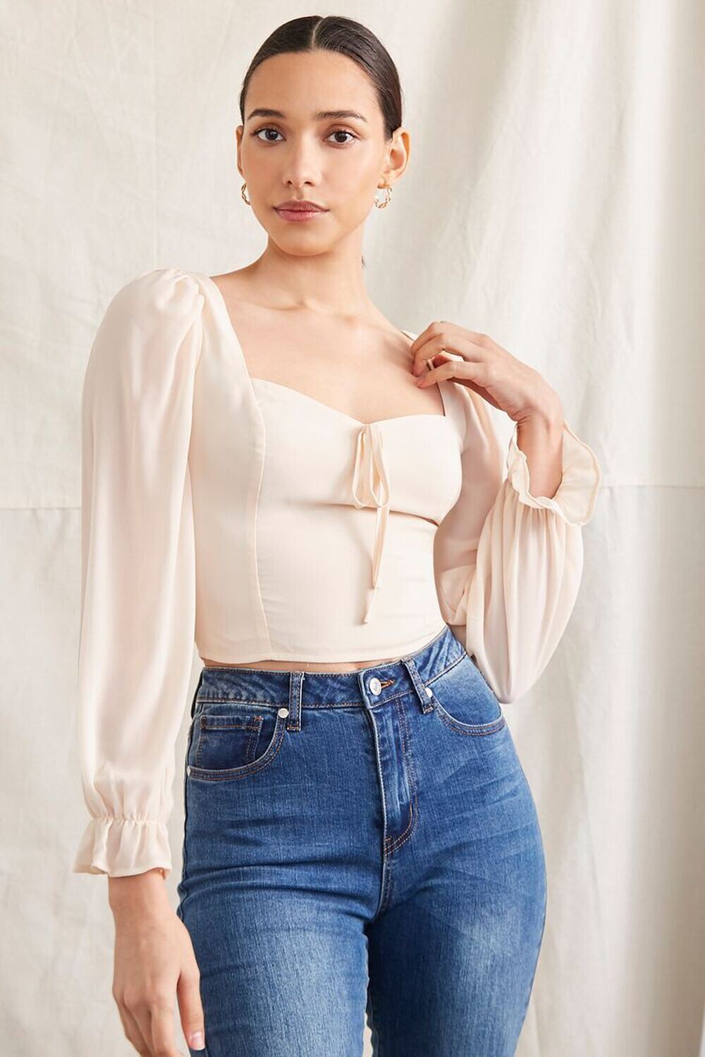 

Топ со сборками и рукавами-трубой Forever 21, слоновая кость