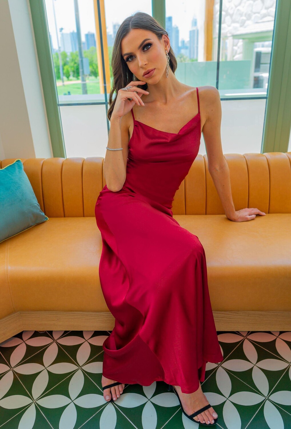 

Платье макси из винного атласа без рукавов с воротником-хомутом Skirt and Stiletto, красный