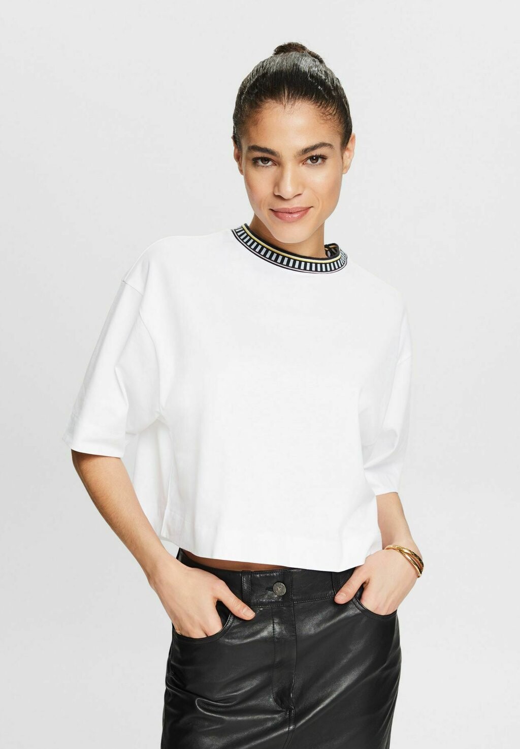

Футболка базовая MIT RUNDHALSAUSSCHNITT Esprit, цвет white