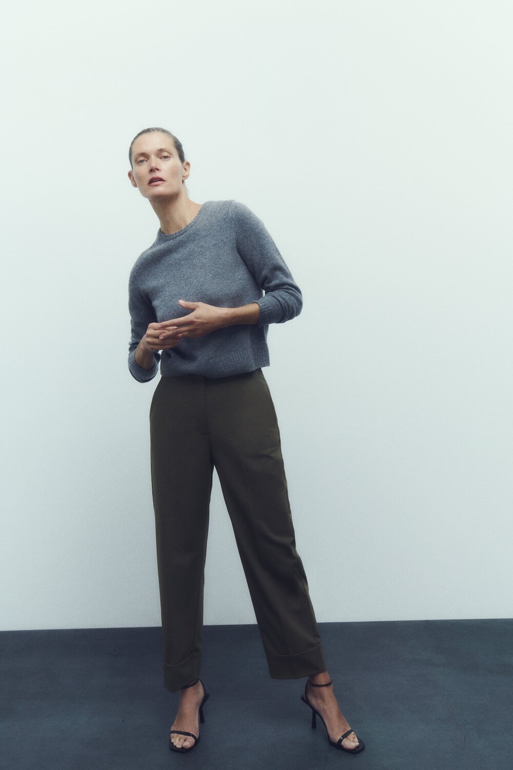 

Прямые брюки с подвернутыми боками Zara, темный хаки