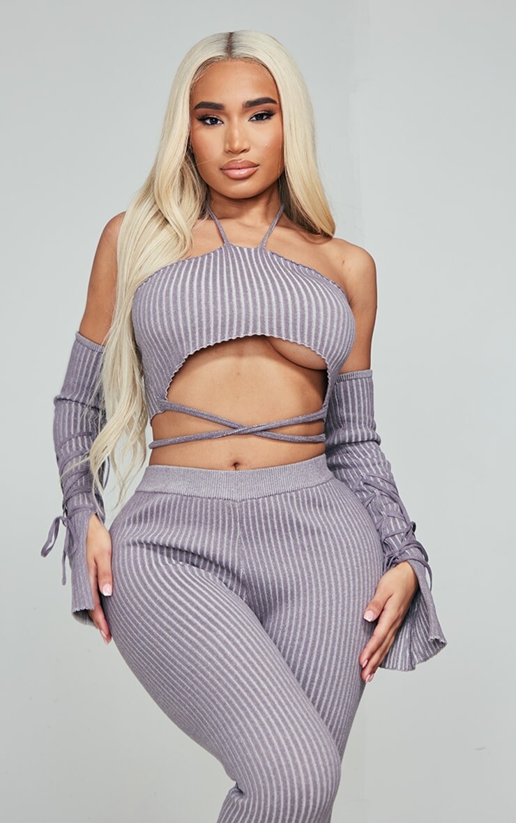 

PrettyLittleThing Темно-серый двухцветный вязаный укороченный топ с бретельками и завязками на рукавах