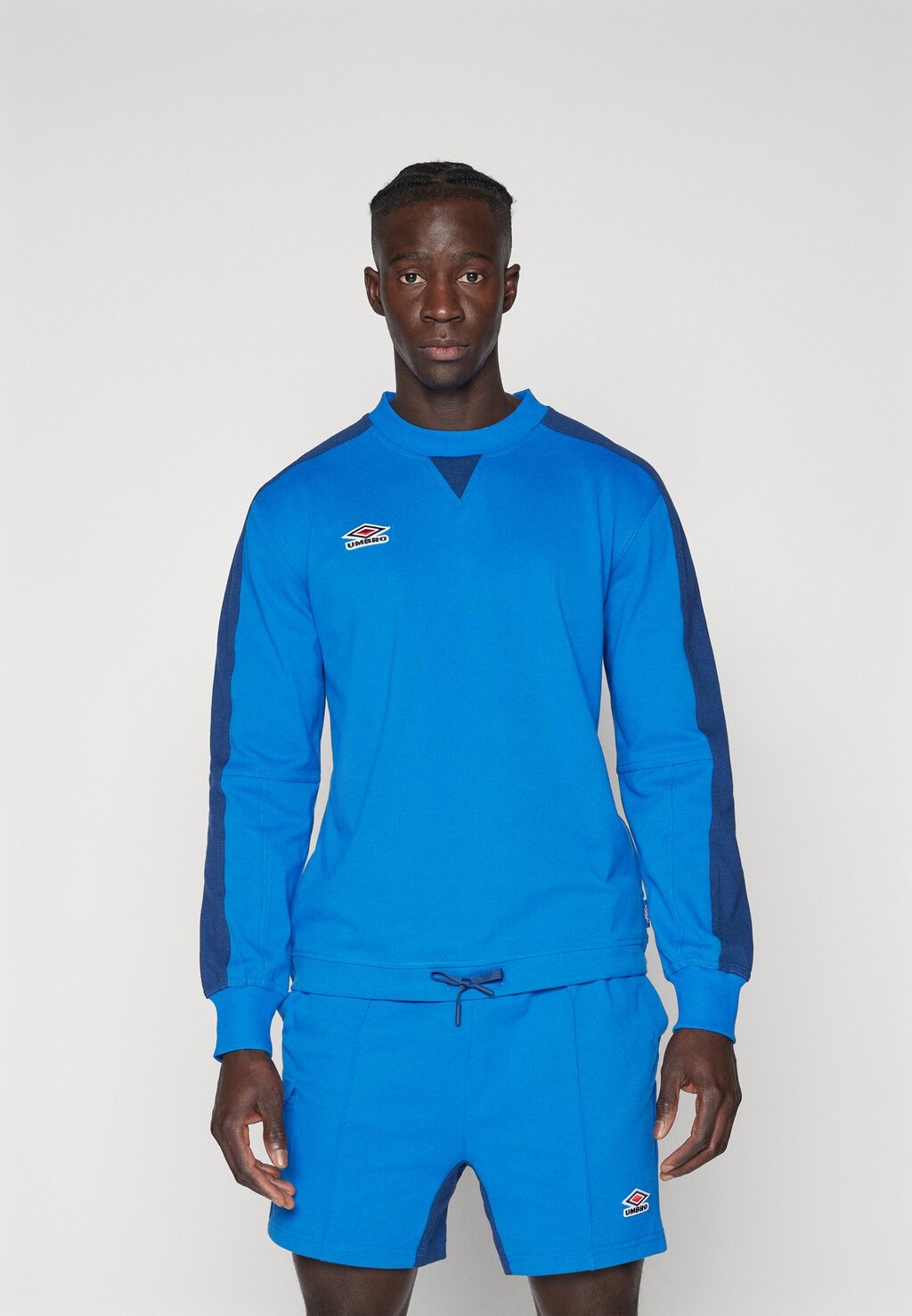 

Толстовка PANELLED Umbro, цвет regal blue/estate blue